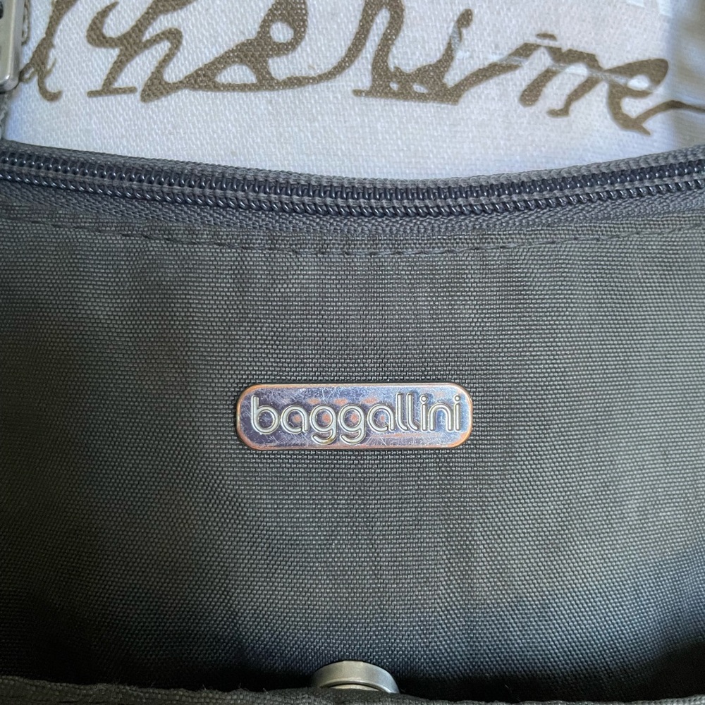 Baggallini Crossbody Bag with Detachable Wristlet - Picture 3 of 9